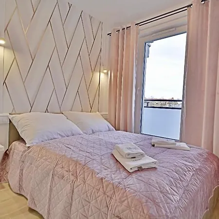 Apartment With Private Bike Storage *