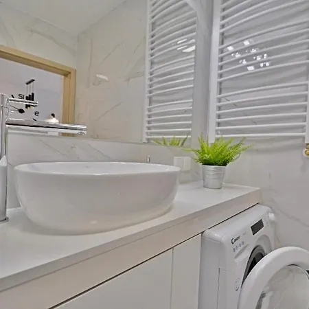 Apartment With Private Bike Storage *