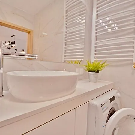 With Private Bike Storage * 슈비노우이스쳬